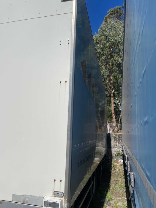 Reboque isotérmico com plataforma Dhollandia – Bom estado