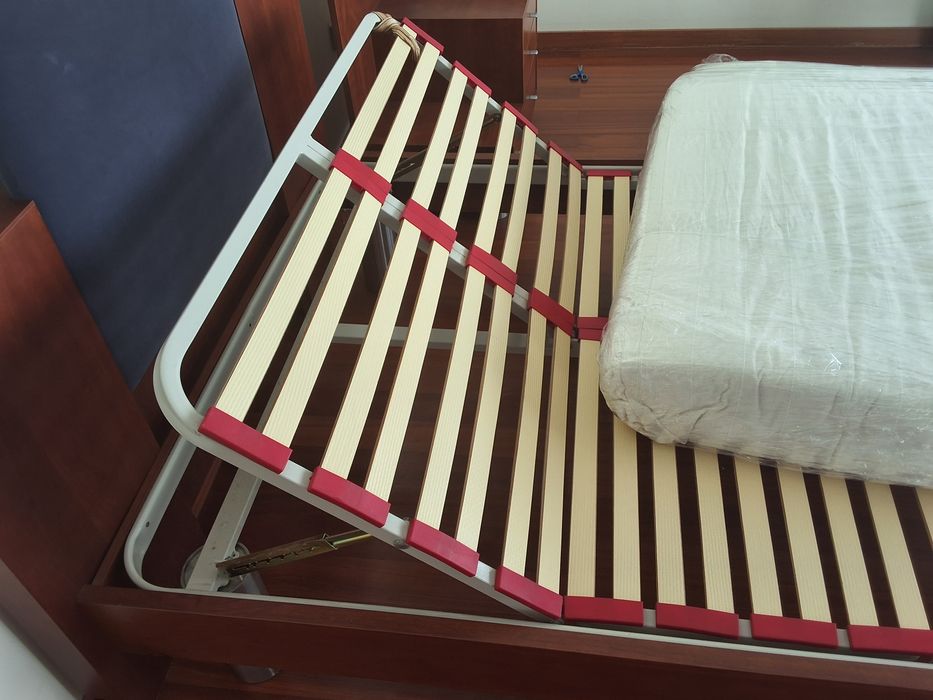 Cama de solteiro com estrado articulado.