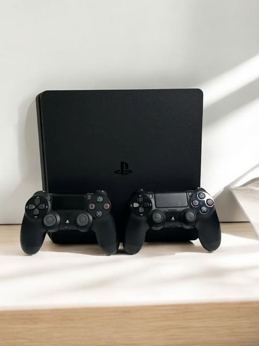 Ігрова PS 4 на 1 tb з діома джойстиками