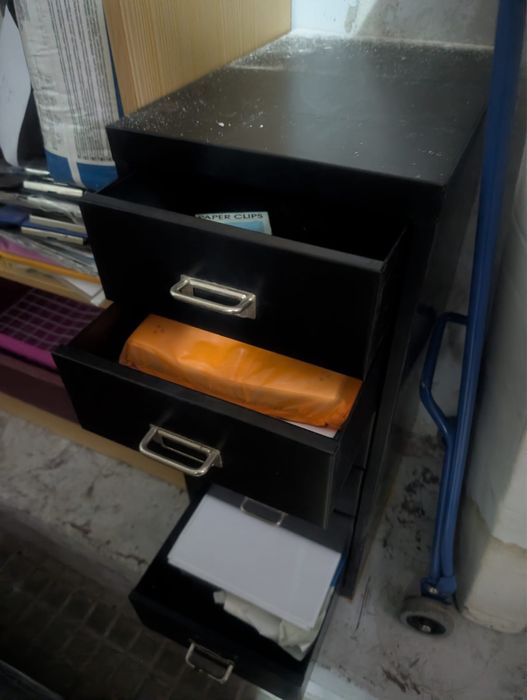 Armario de gavetas de metal