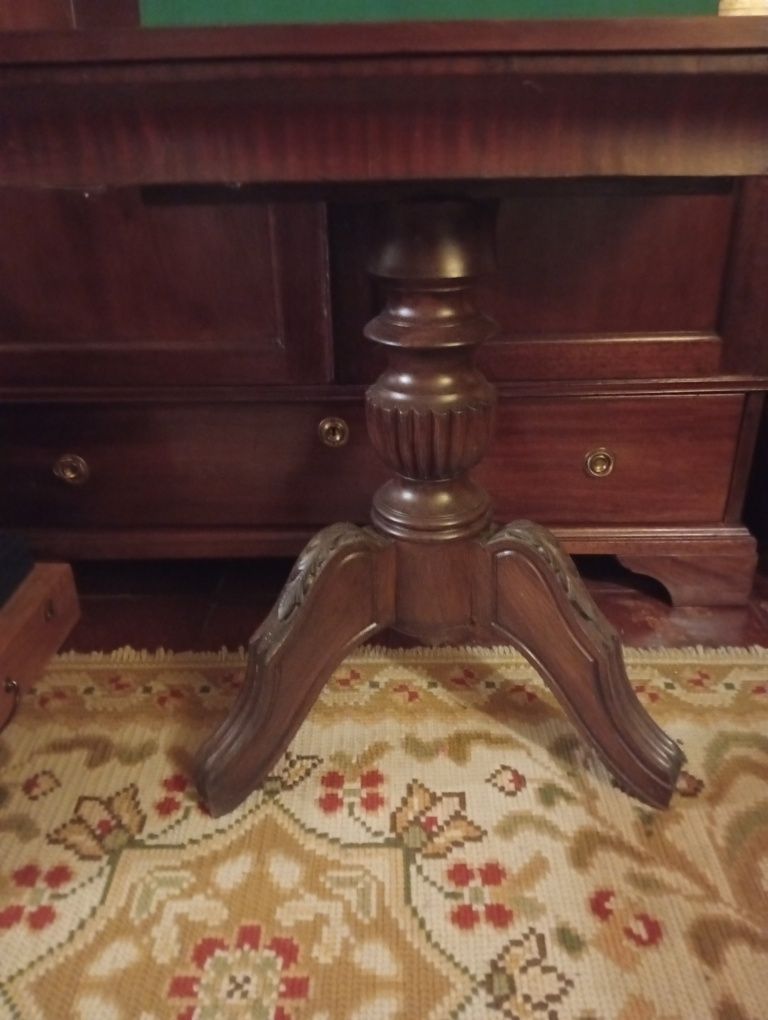 Mesa de jogo com pé de galo