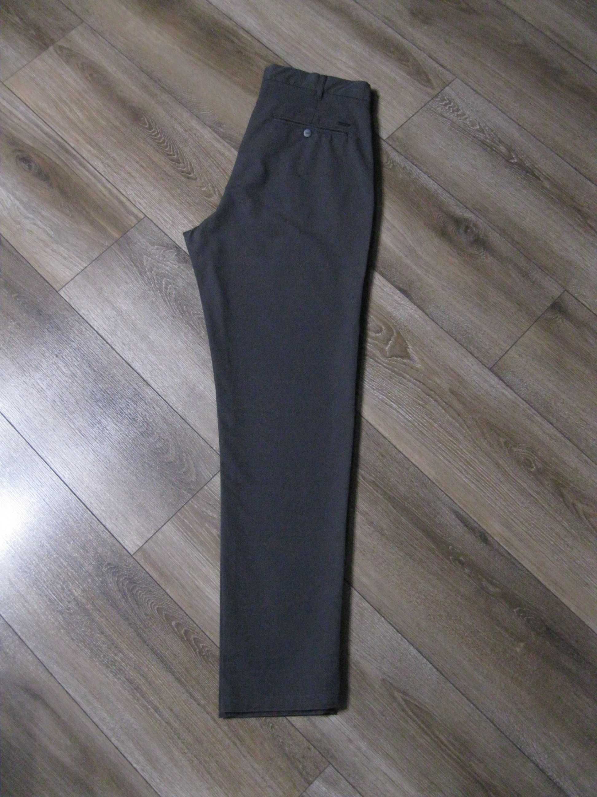 Серые брюки чиносы бренда ZARA   man / W31