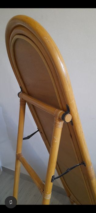 Lustro owalne w rattanie.