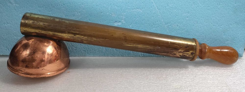 Antigo pulverizador em cobre e latão