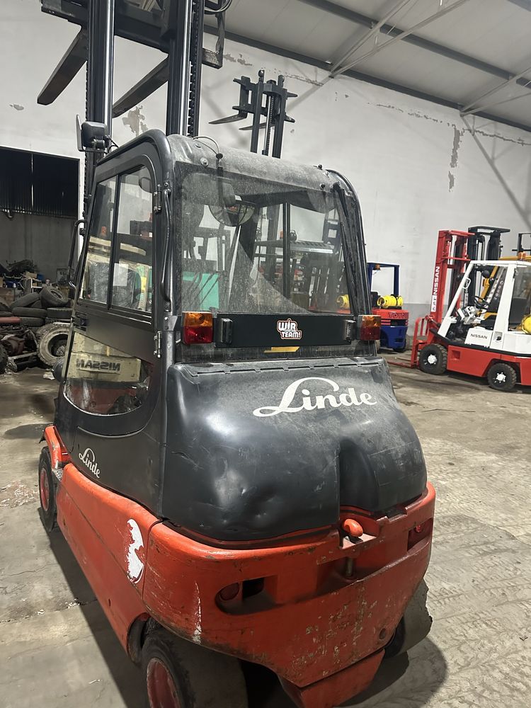 Empilhador linde eletrico de 2500 kgrs com deslocador lateral e garfos