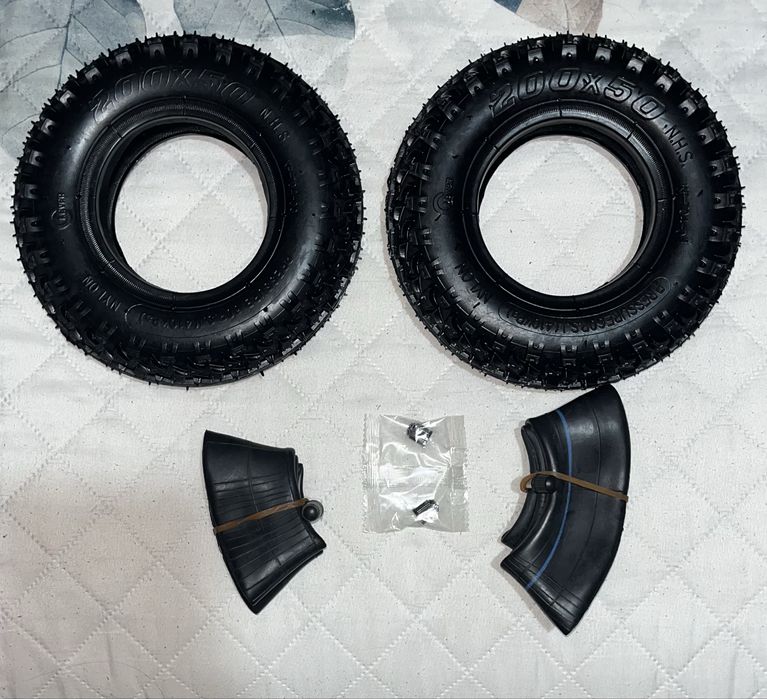 Par de Pneus Novos marca (Clever) 200×50 (8 Polegadas)