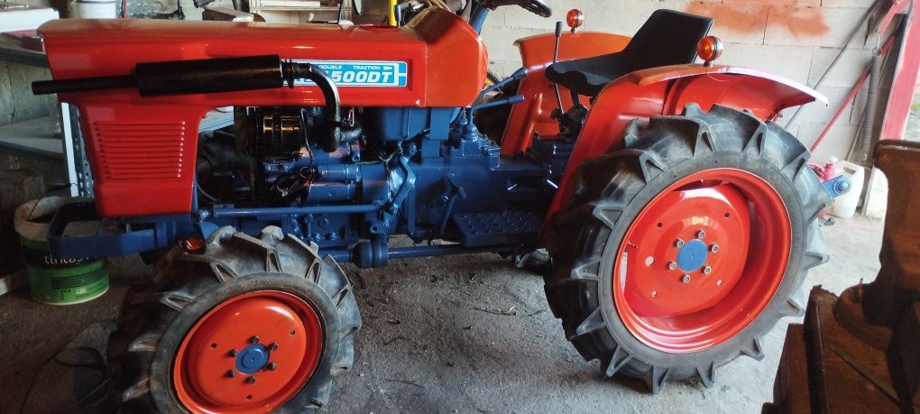 Vendo trator marca Kubota o 1500 o TD tração às quatro rodas