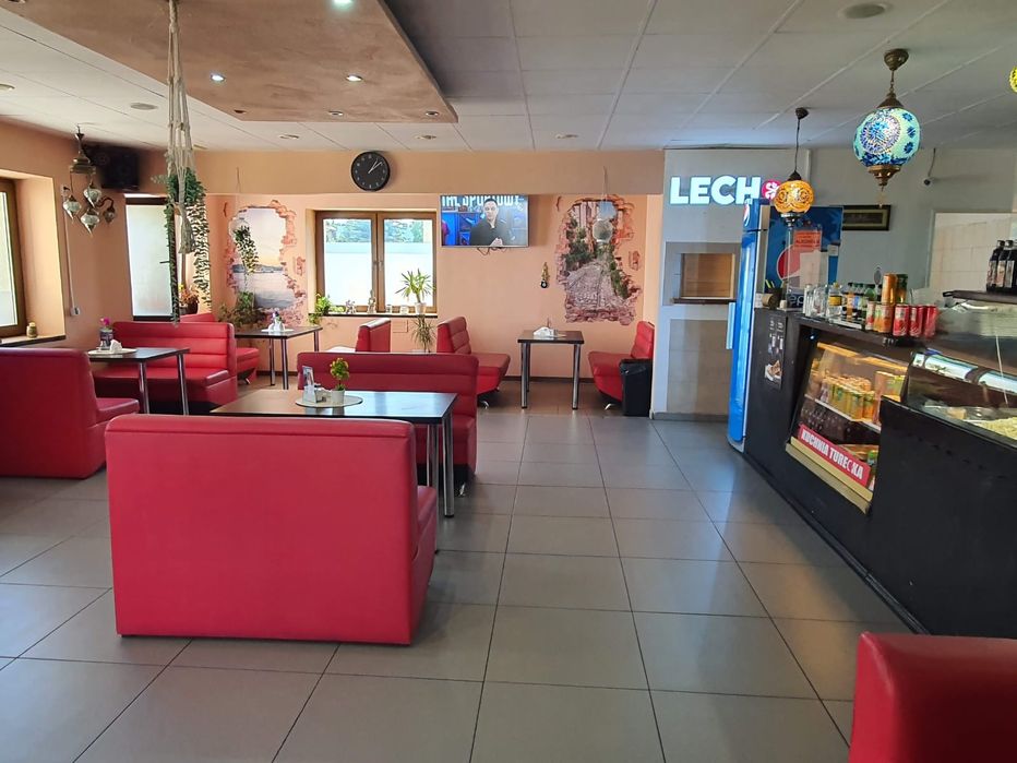 Zestaw stół i sofa do restauracji