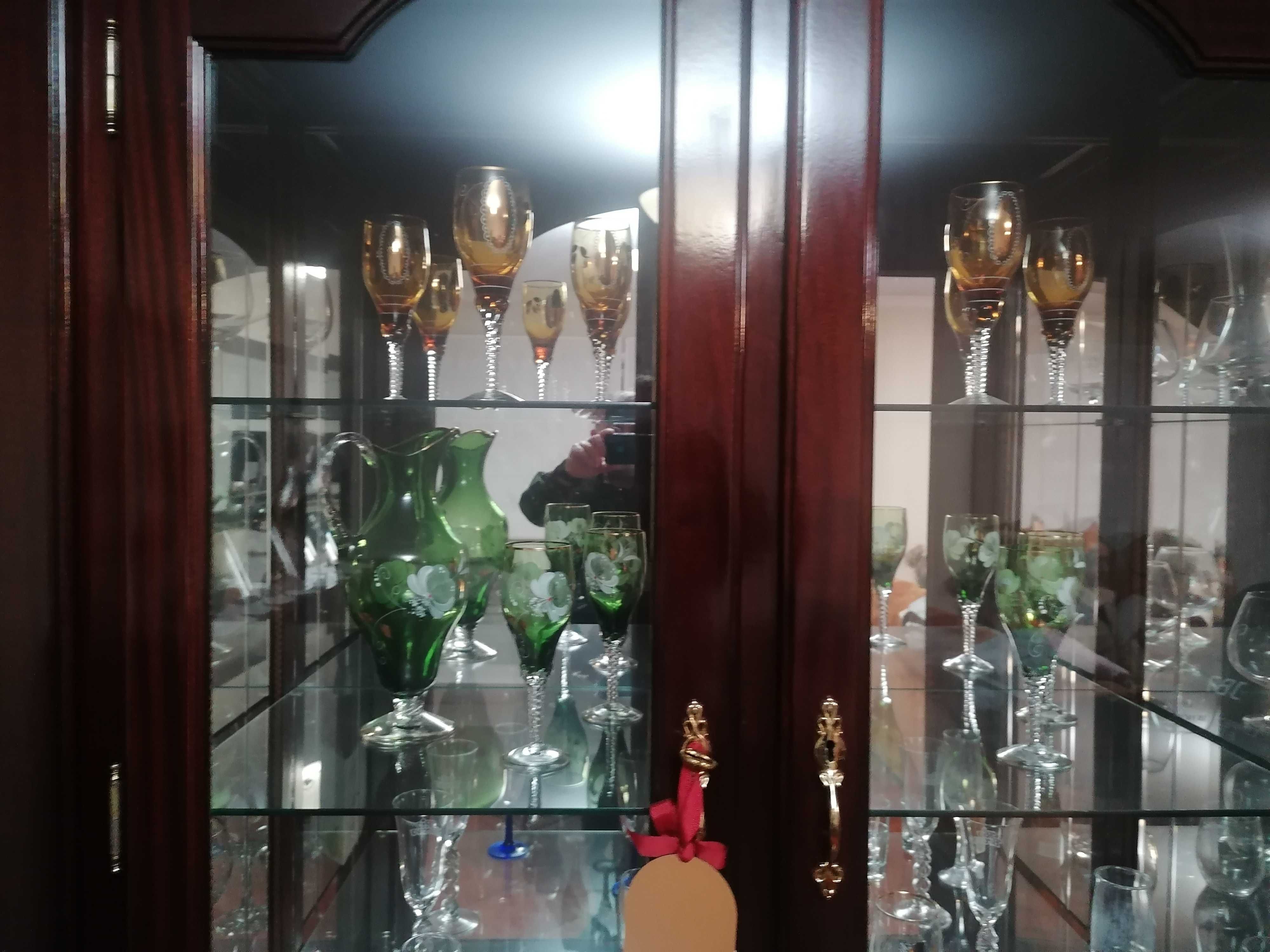 Móvel sala com gavetas e vitrina para copos