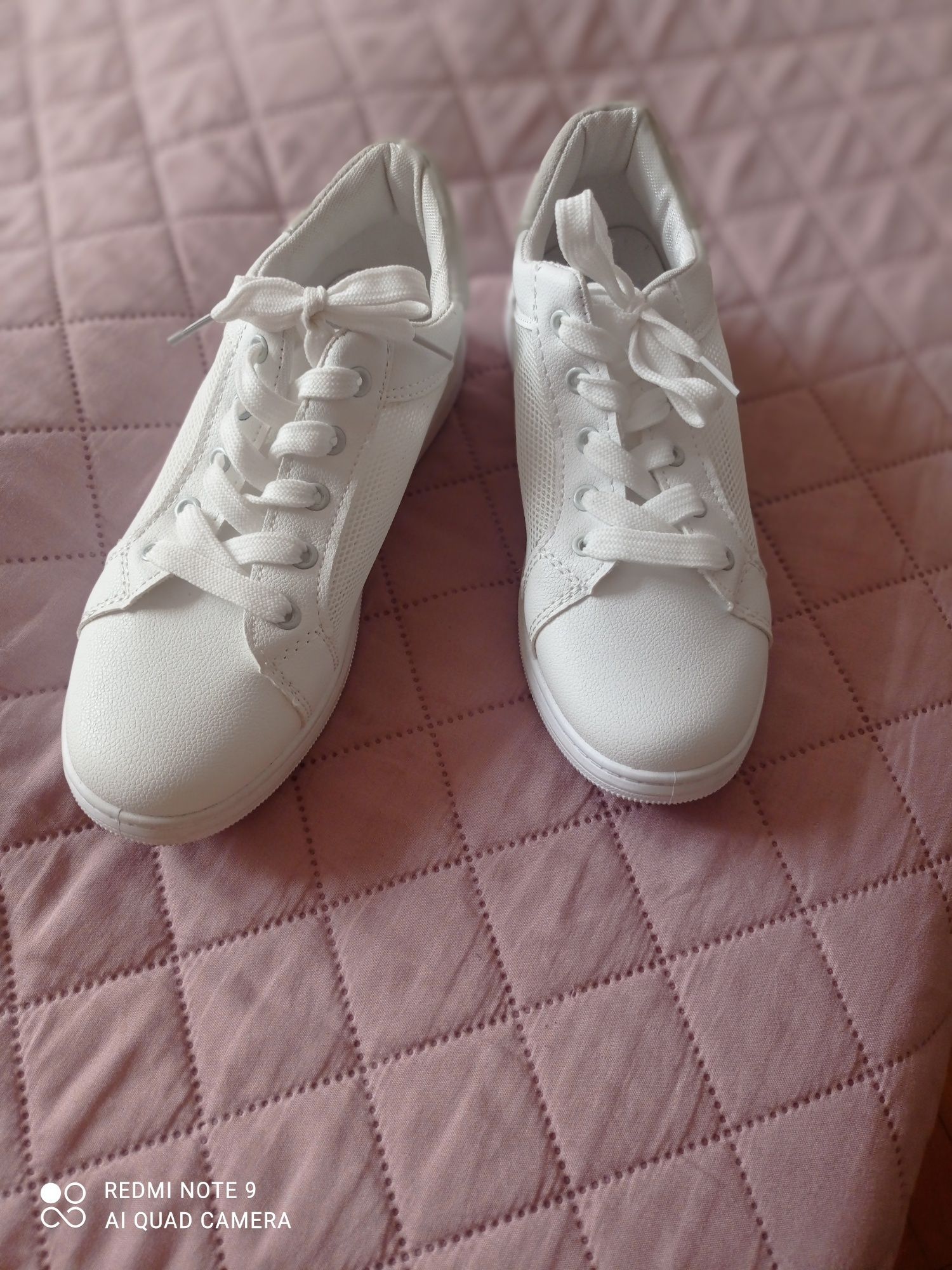 Нові кросівки для дівчат