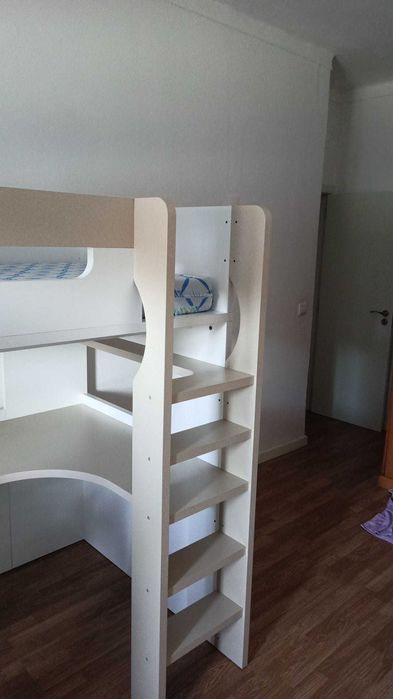 Cama alta com secretária