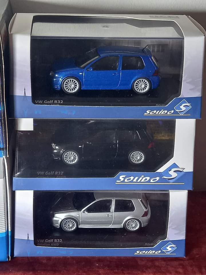 Volkswagen Golf lV R32 ano de 2003 ( solido escala 1/43) 3 cores