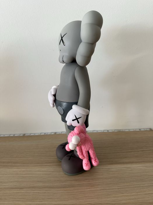 Boneco kaws.