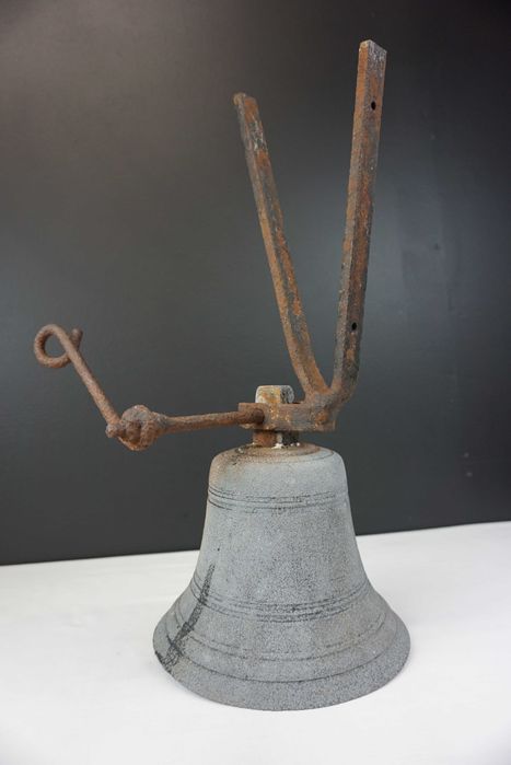 Zabytkowy żeliwny dzwon dzwonek ścienny klasztor szkoła