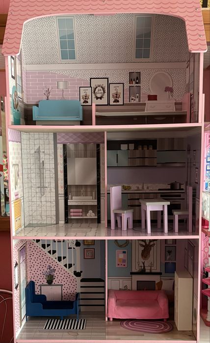 Drewniany domek dla lalek