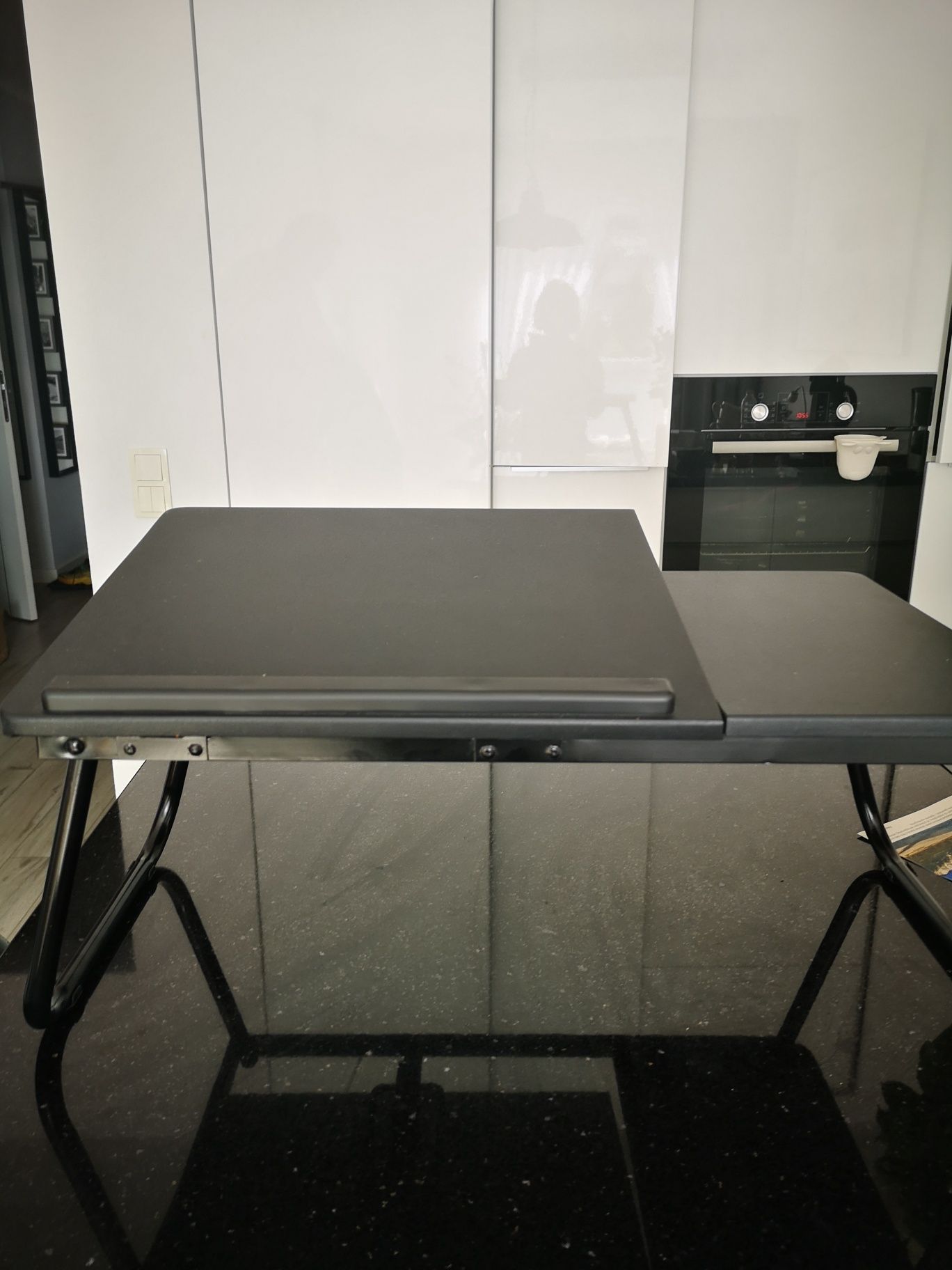 Stolik pod laptopa. Stolik śniadaniowy