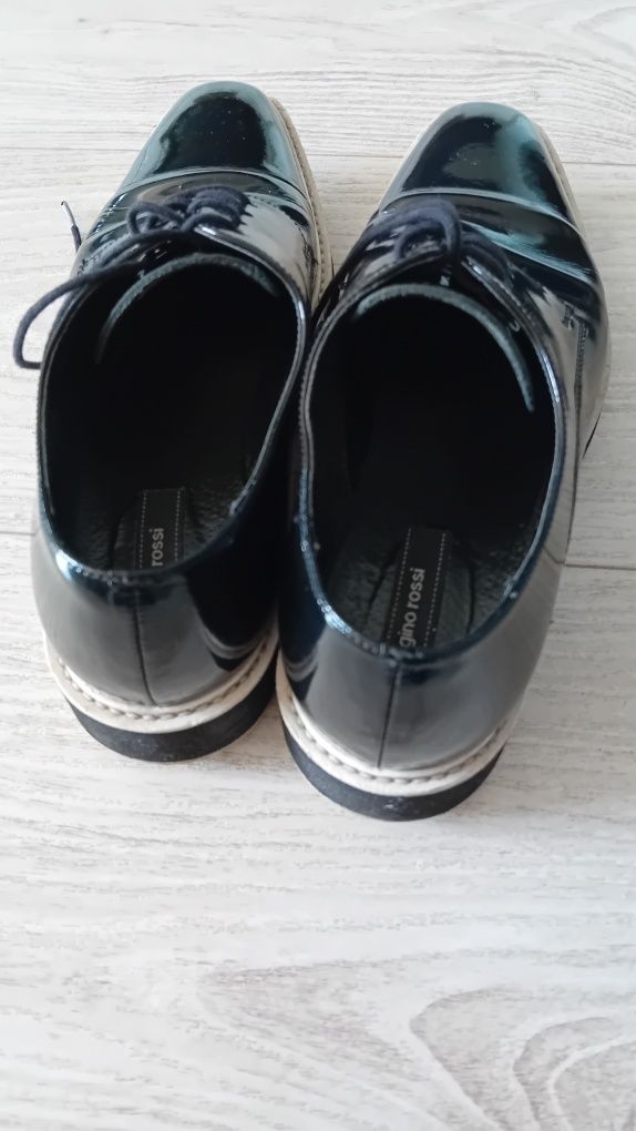 Sliczne buty na wiązanie,  mokasyny