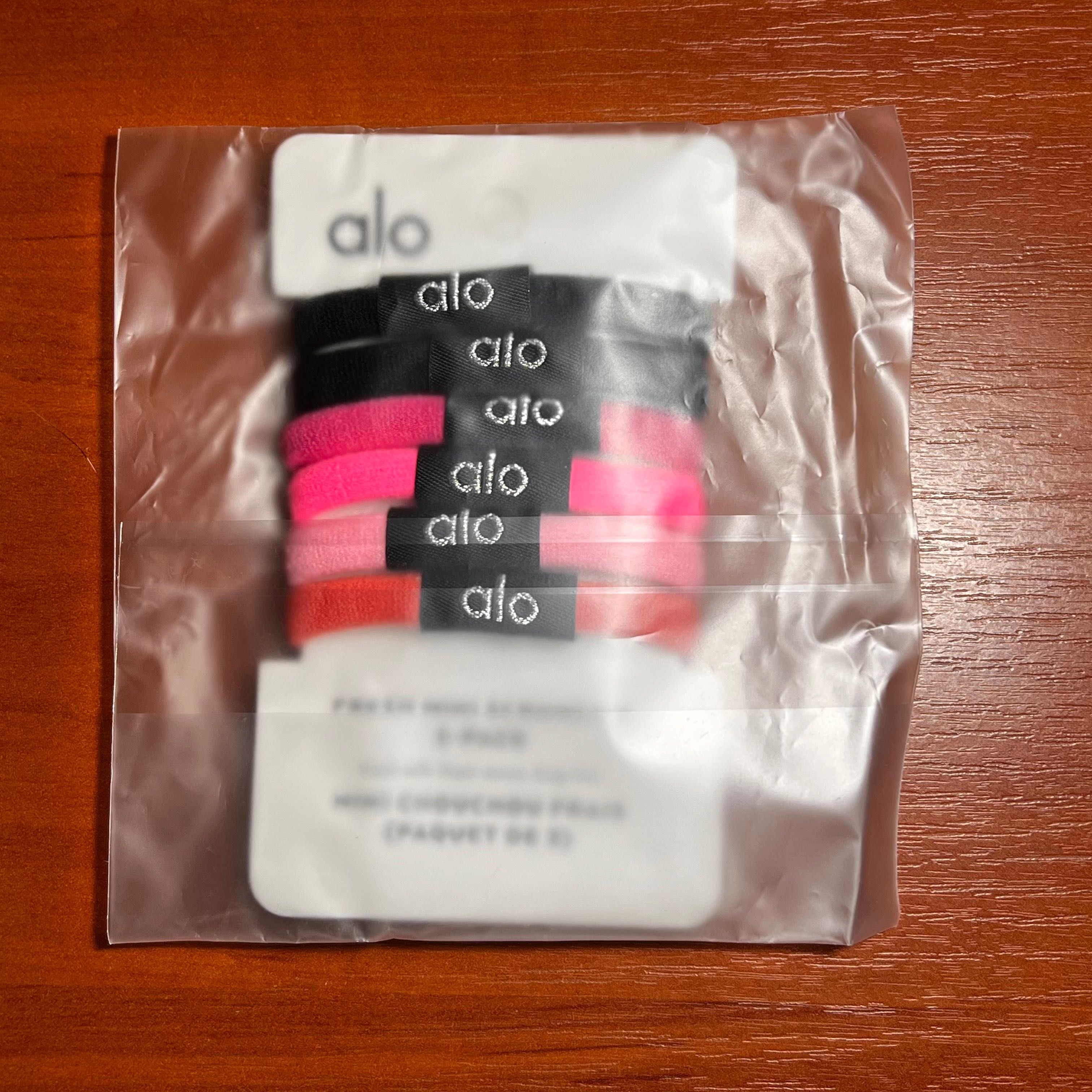 Резинка с бантиком для волосся alo yoga love knots tie scrunchie біла