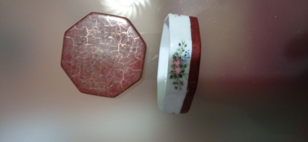 Caixa pequena pintada á mão, numerada e assinada