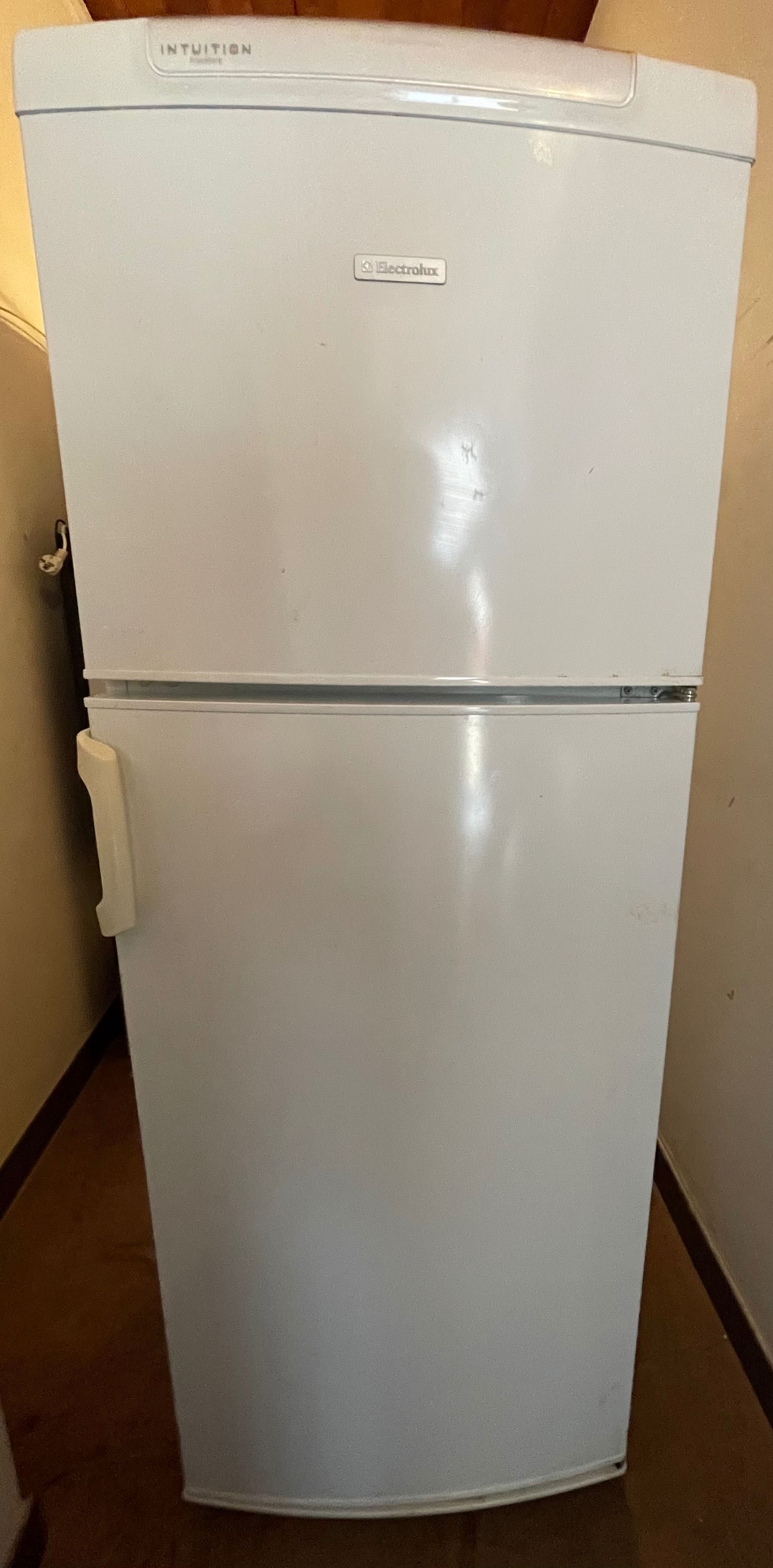 Vendo um frigorífico em boas condições de uso