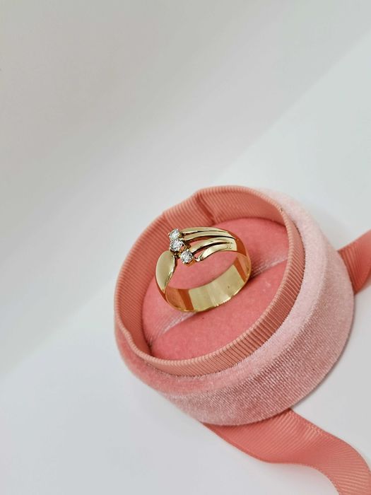 Złoty pierścionek z brylantami, 2 różne boki.