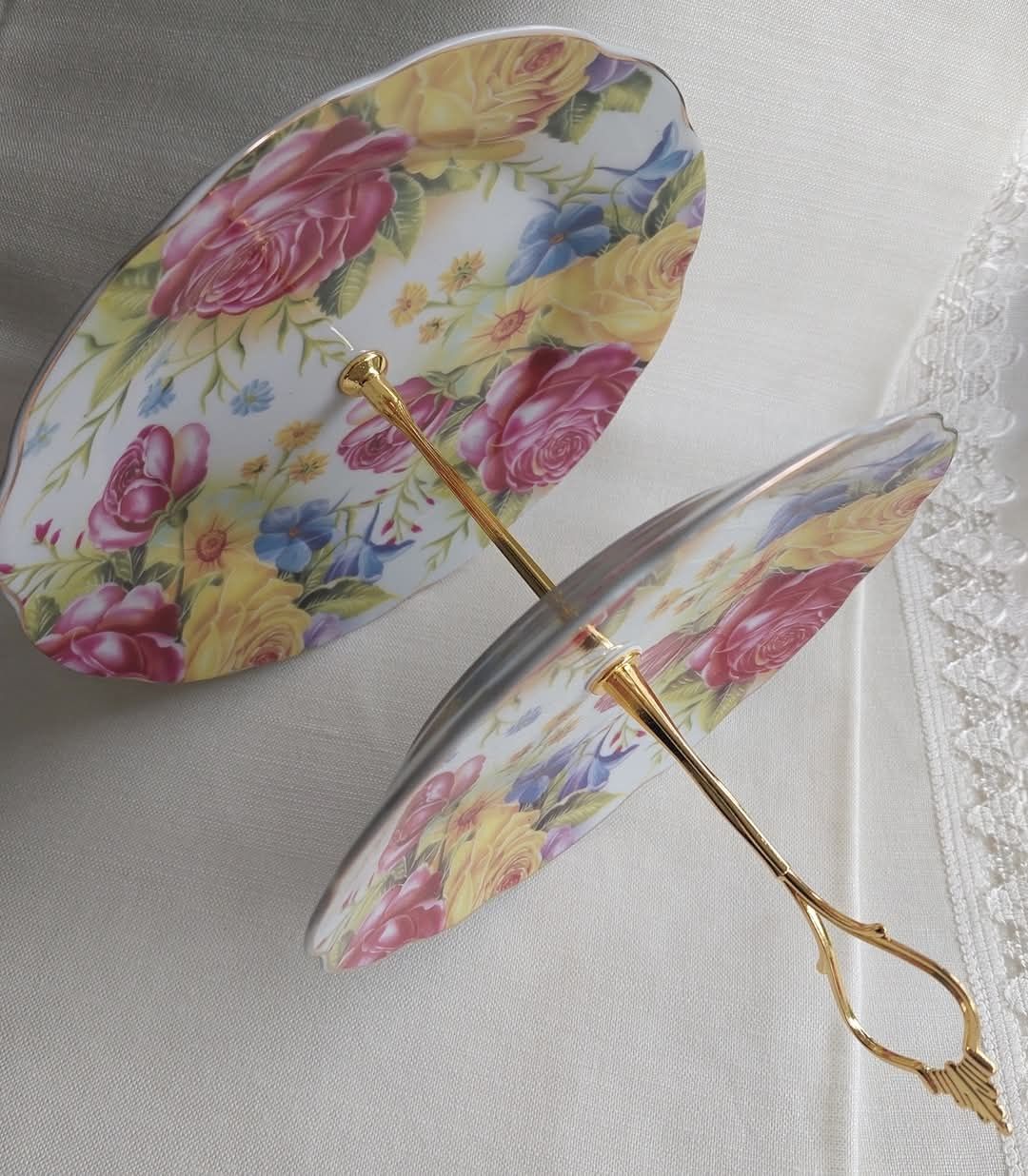 Etażerka dwupiętrowa, porcelana zdobiona barwną malaturą kwiatową, uch