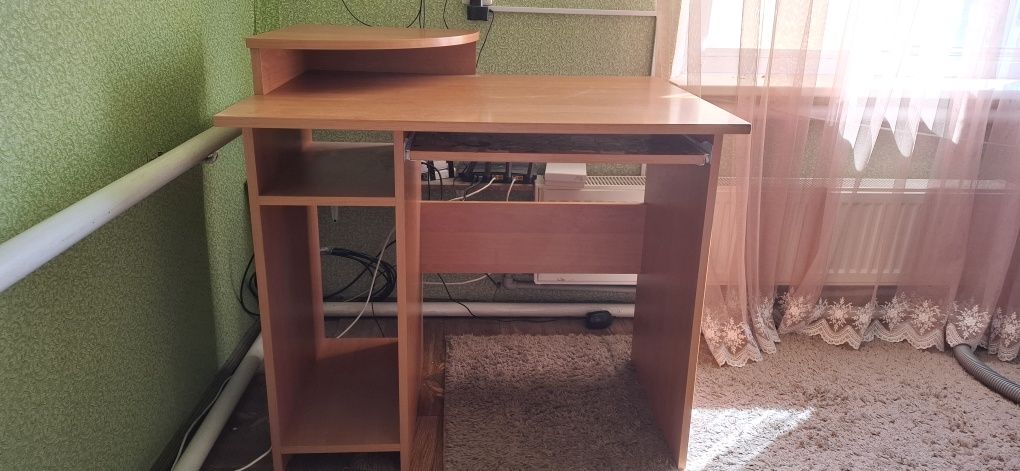Комп'ютерний стіл