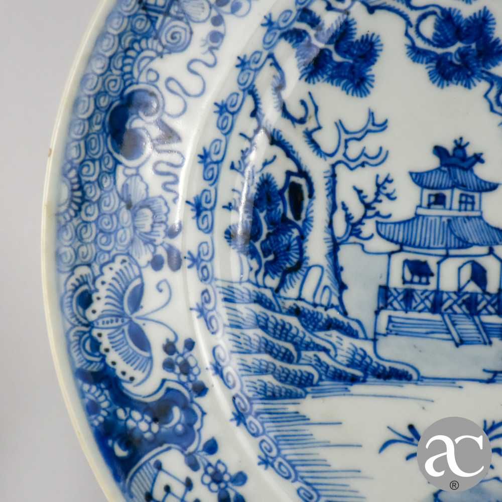 Prato porcelana China, Pagodes e paisagem, Periodo Qianlong séc. XVIII