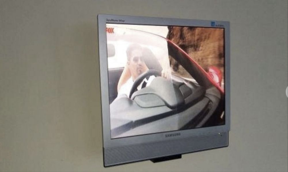 TV Samsung cinza pequena cozinha