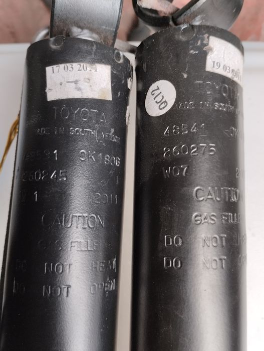 Toyota Hilux. Тойота Хайлюкс. Задні амортизатори.