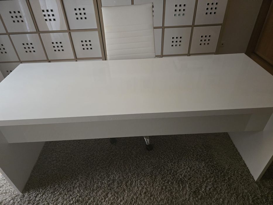 Secretária e cadeira