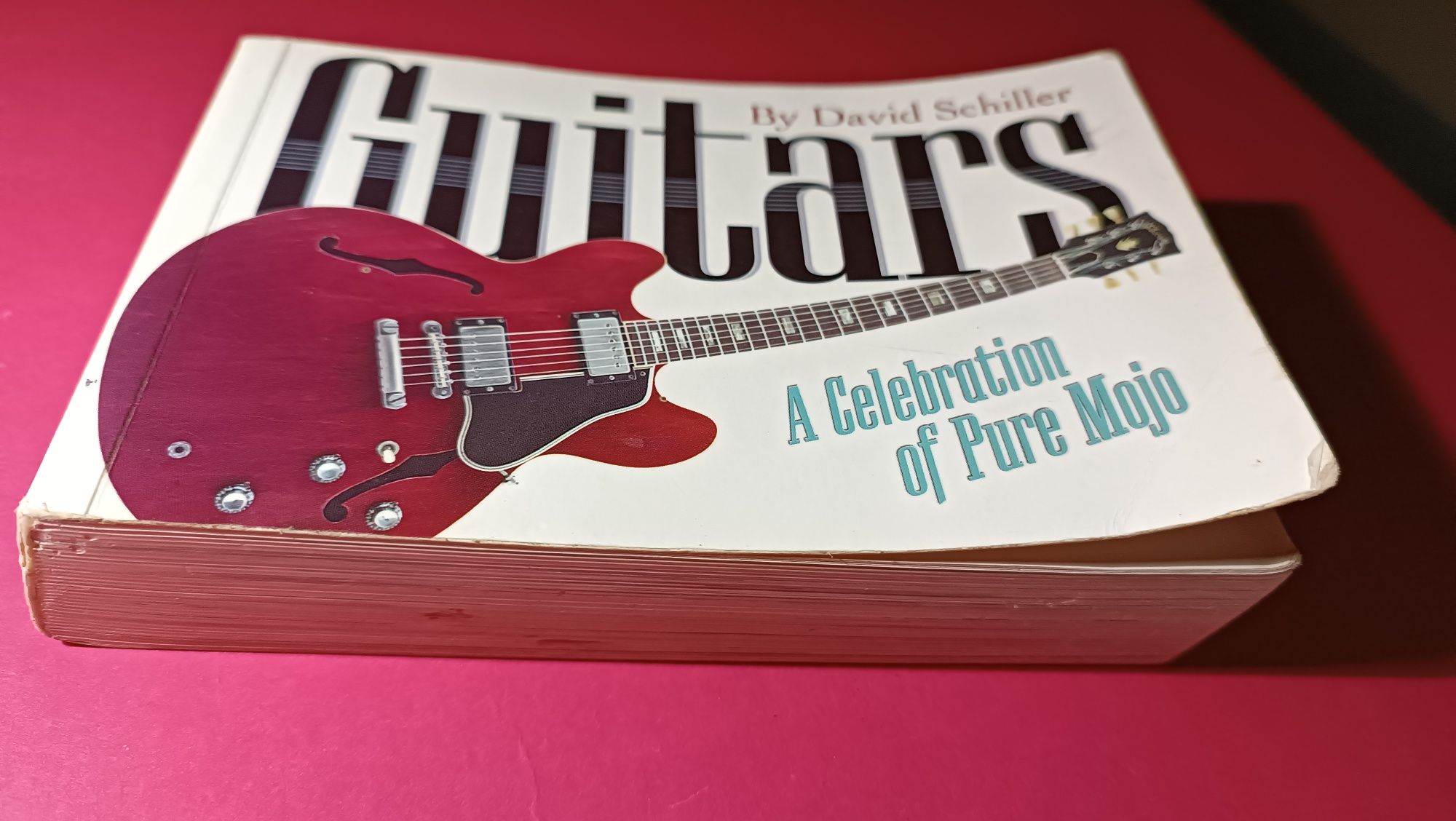 Raro Livro  Guitars por Schiller, David de 2008