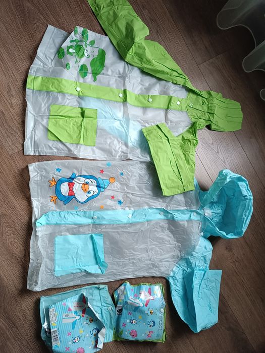 Дождевик ,плащ с капюшоном на кнопках  новыйна ребенка 110-130см