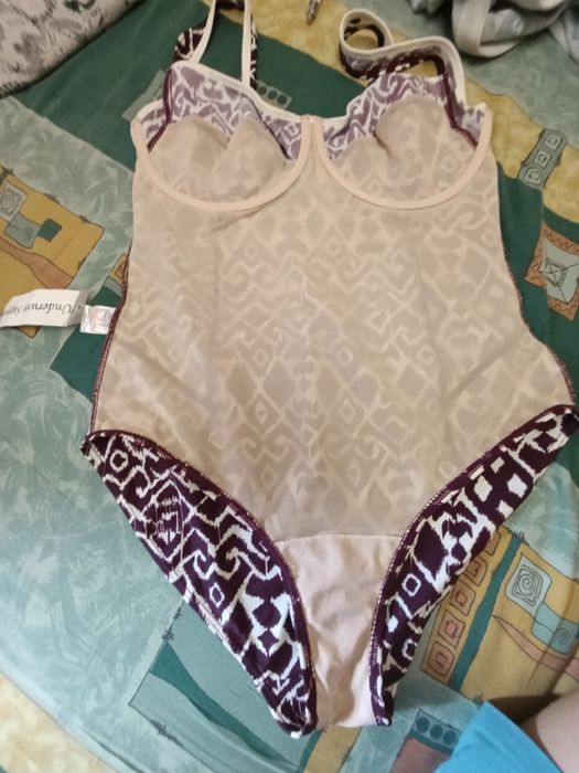 Купальники суцільні, на груди E, D.