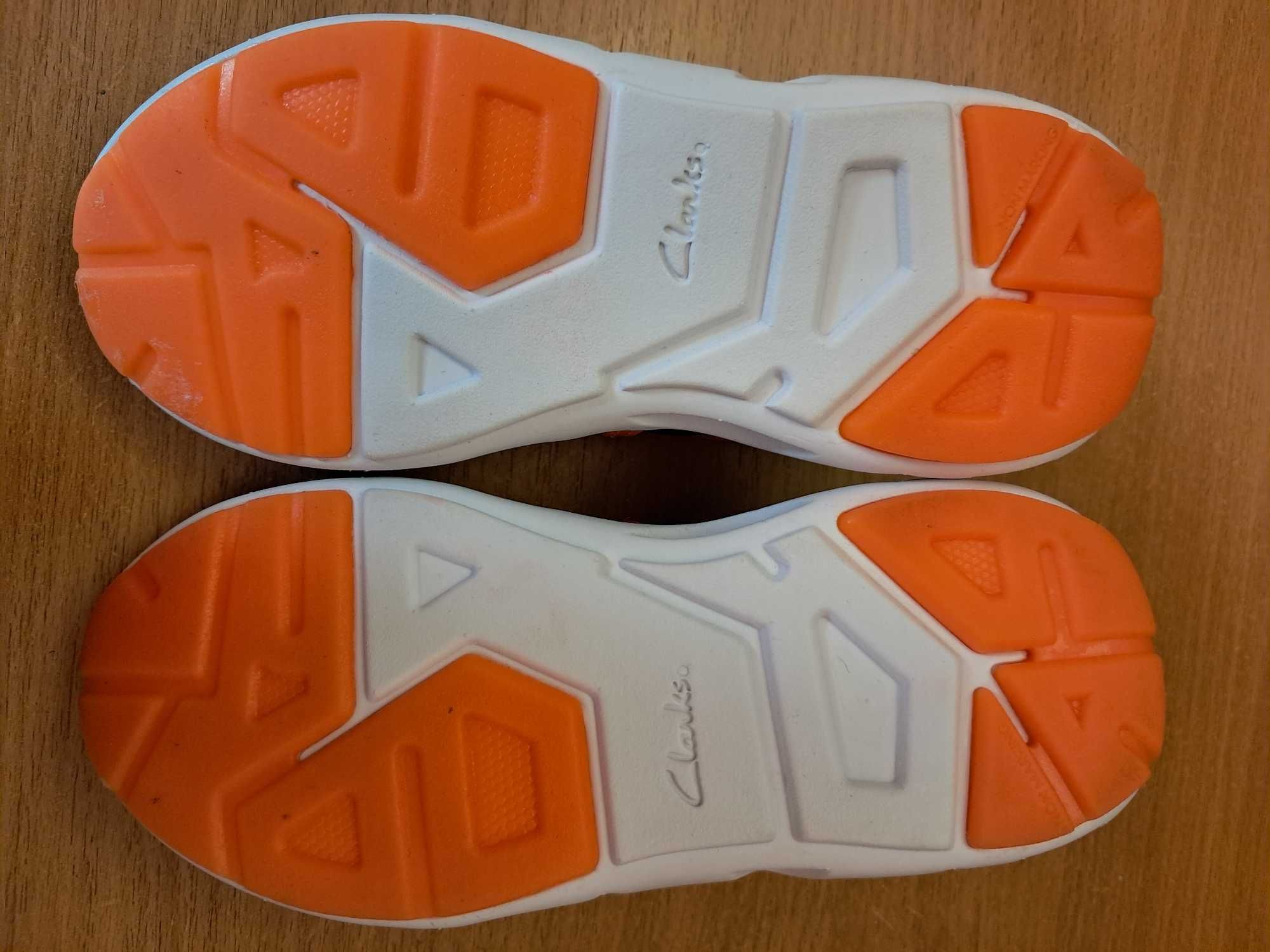 Детские Кроссовки Clarks  оригинал размер  29 СТЕЛЬКА 19. см