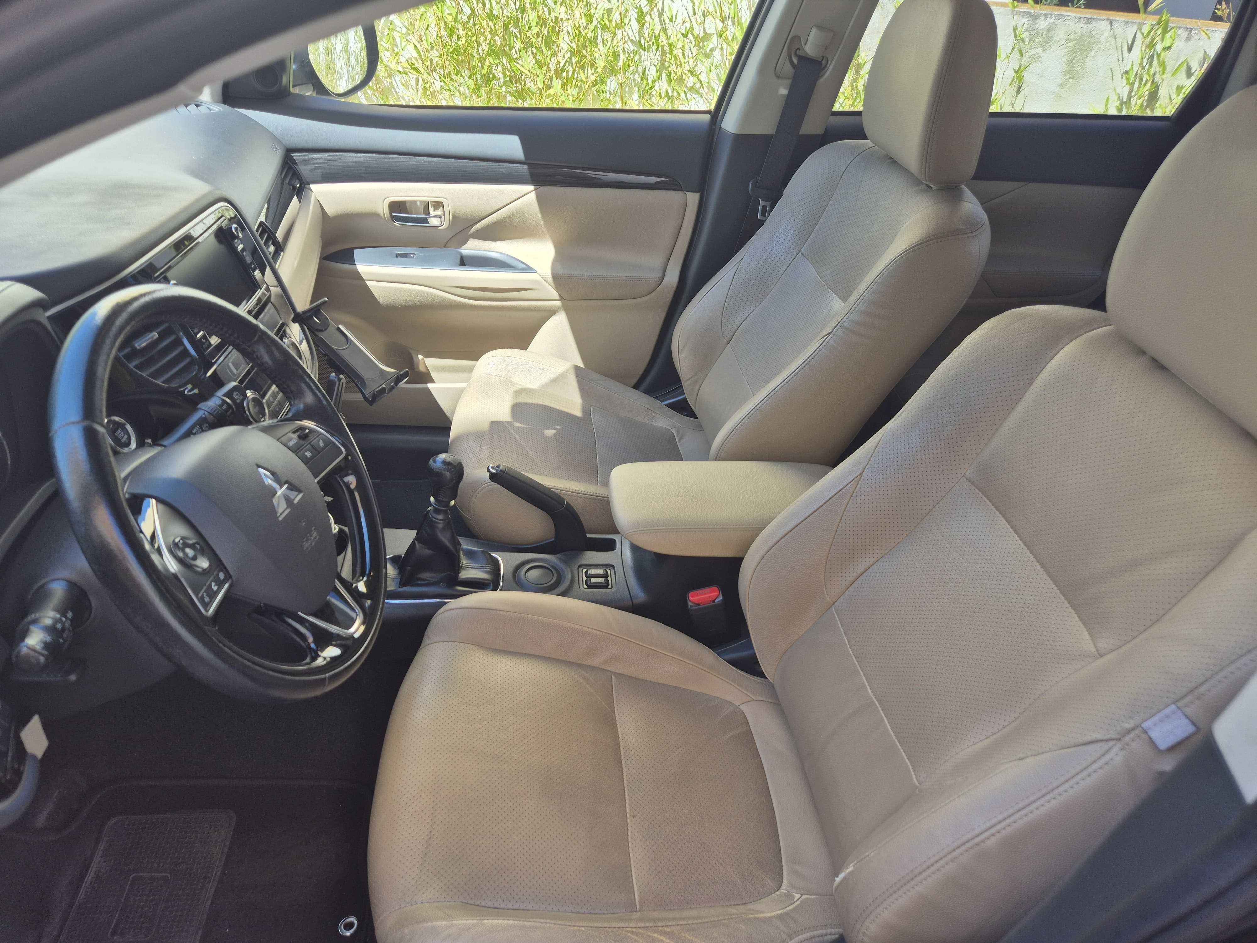 Mitsubishi Outlander 2.2 DI-D 2WD Instyle Navi