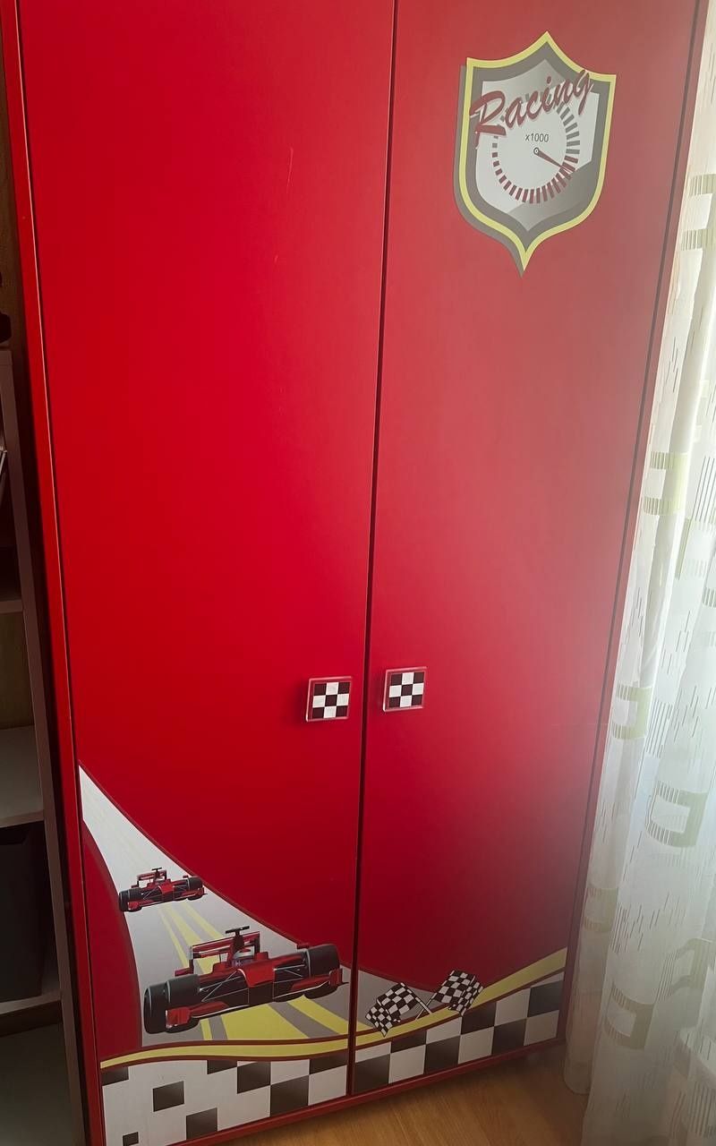 Продам ліжко машинку, шафу та парту