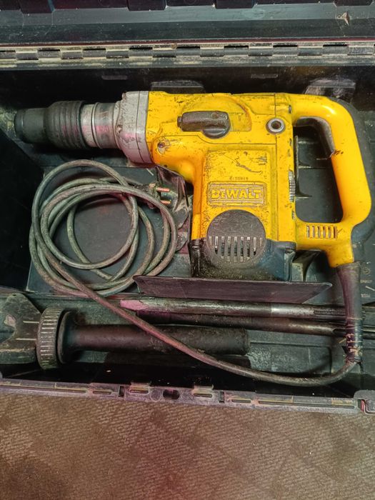 Młot udarowy DeWalt D25602, idealny dla hobbystów czy majsterkowiczów