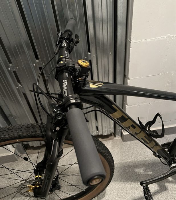 Kierownica MTB RACE FACE ATLAS 68 cm fi35mm + gripy ESI
