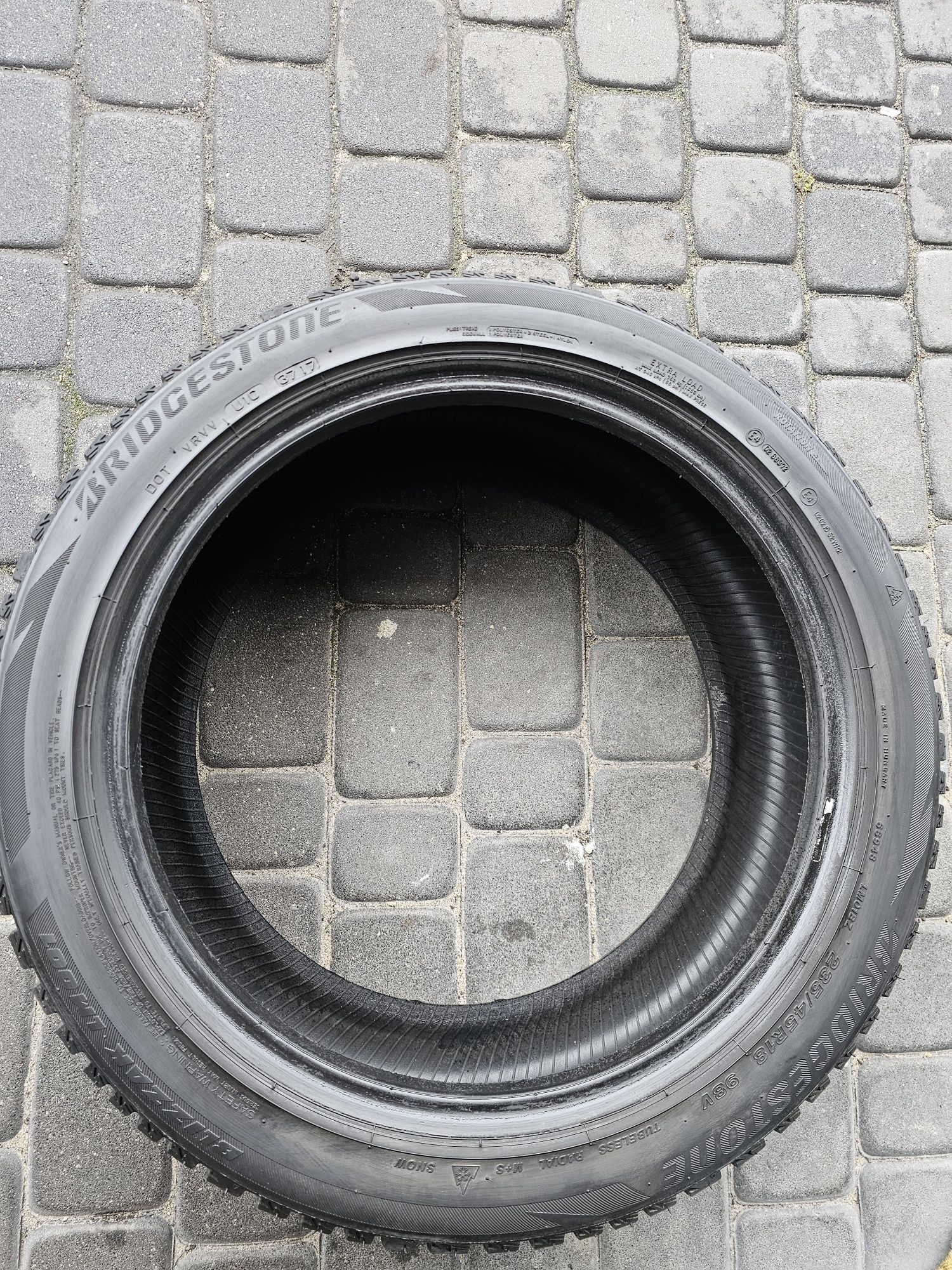 Dwie opony zimowe Bridgestone Blizzak LM001 235/45/18 98V