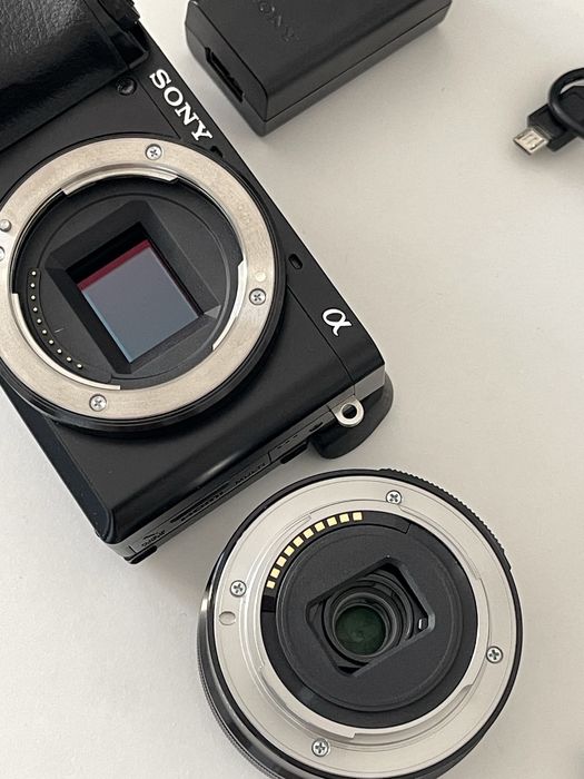 Sony a6100 + 16-50mm + karta pamięci + 3 chusteczki