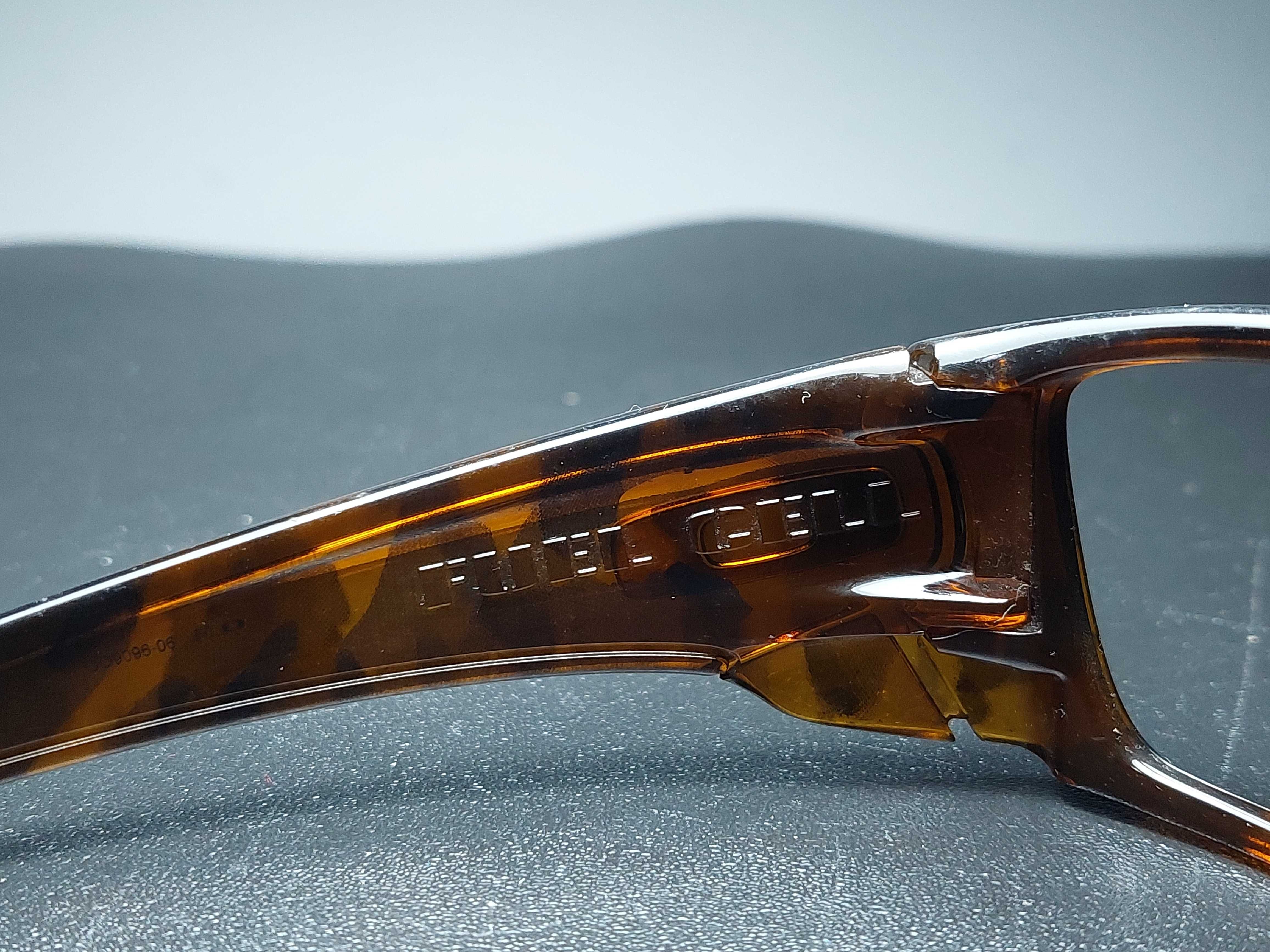 Armação Oakley Fuel Cell Original. (Casca de Tartaruga.) Ótimo estado