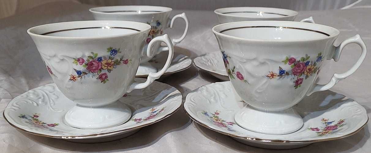 Komplet filiżanek porcelanowych plus dwie w gratisie