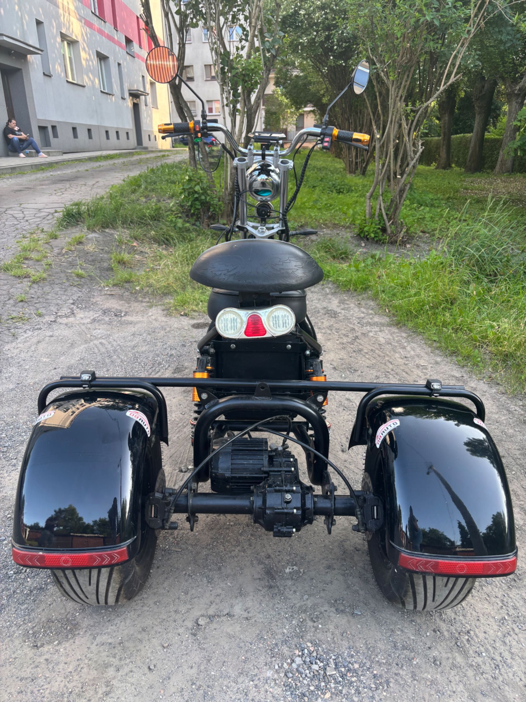 Skuter elektryczny trzykołowy