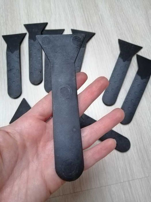 Narzędzia do czyszczenia grilla. Skrobak / skrobaczka.