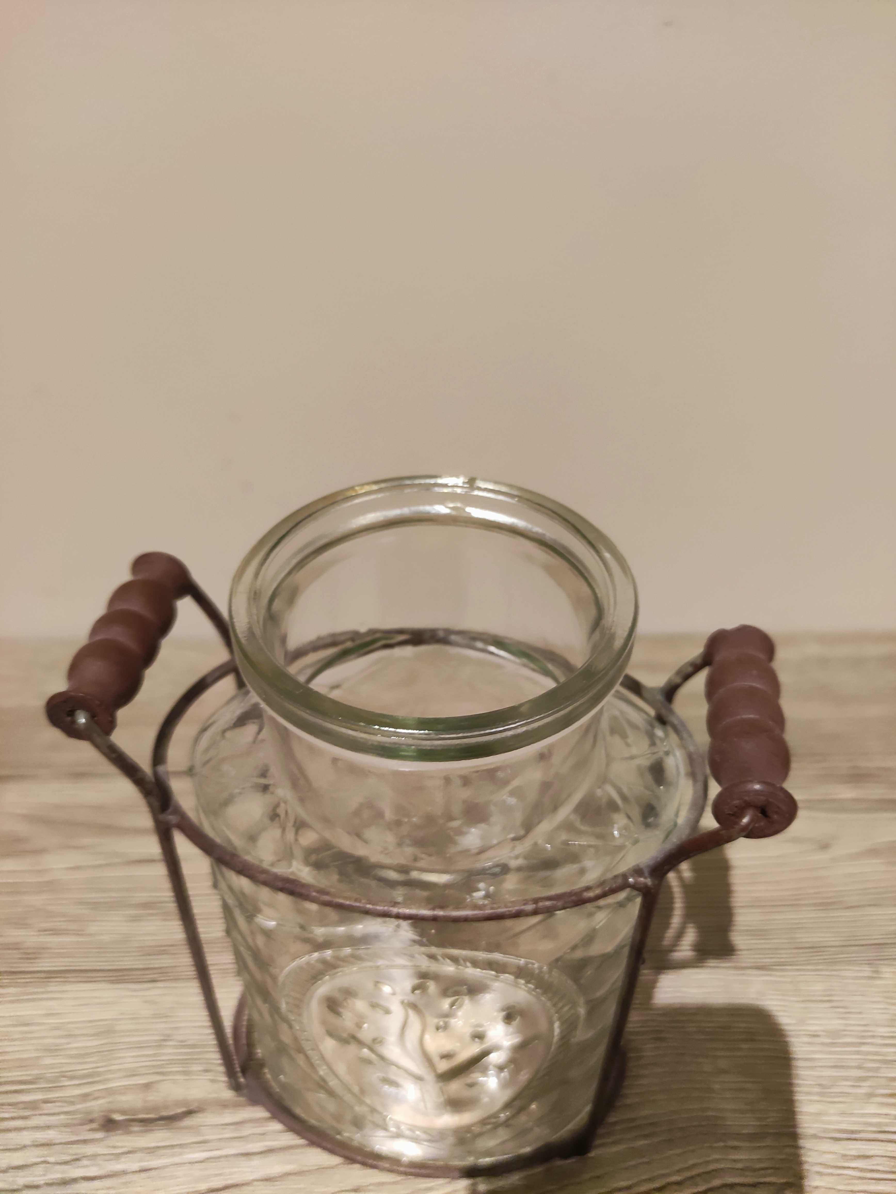 Szklany wazon z uchwytem