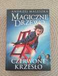 Magiczne drzewo, Czerwone krzesło