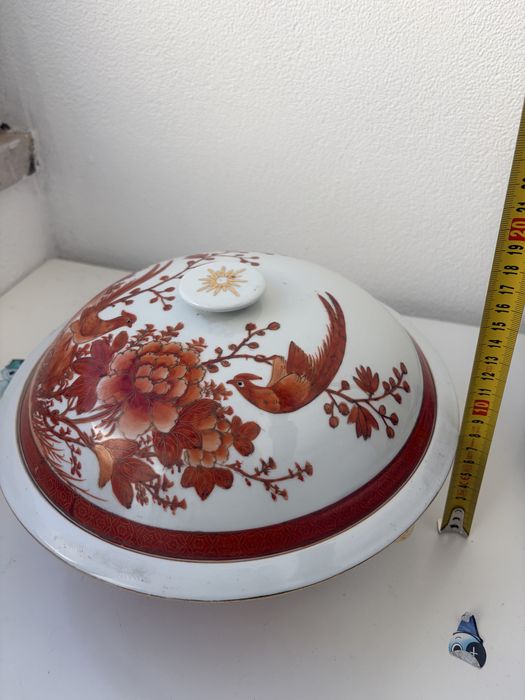 Taça de sopa em porcelana chinesa pintada à mão com tampa.