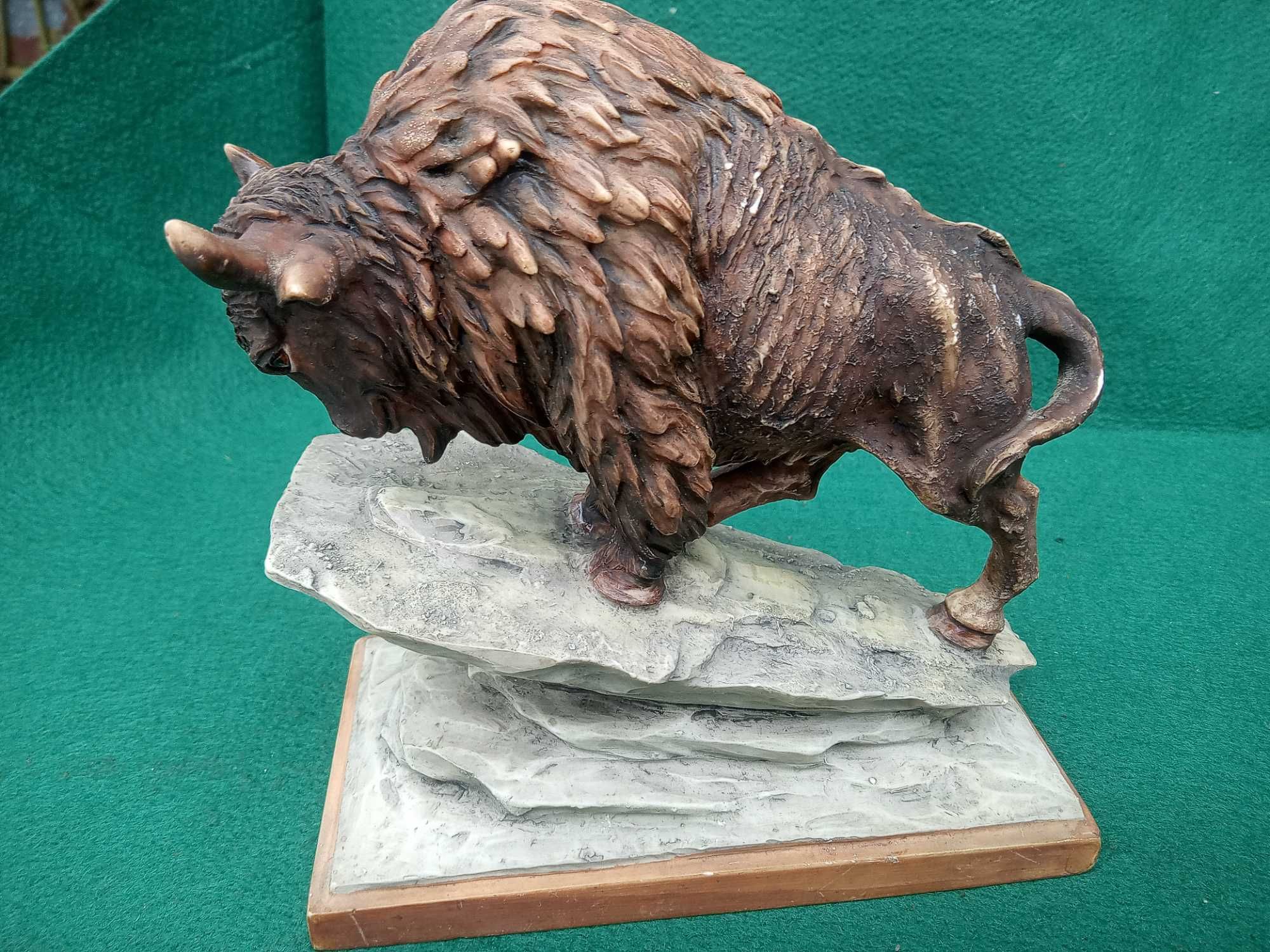 Statua bizona, odlew z żywicy sygnowana