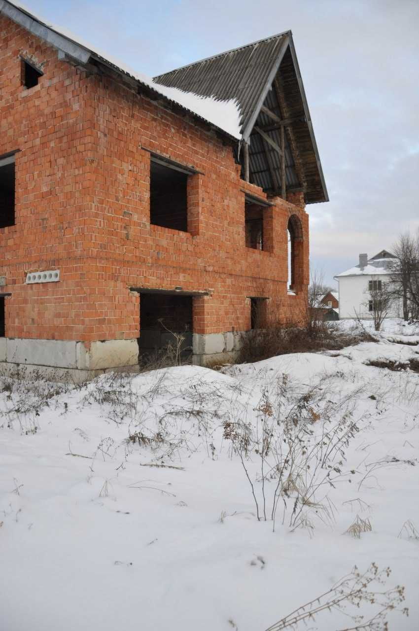 Двоповерховий цегляний будинок з земельною ділянкою в с.Підлісся